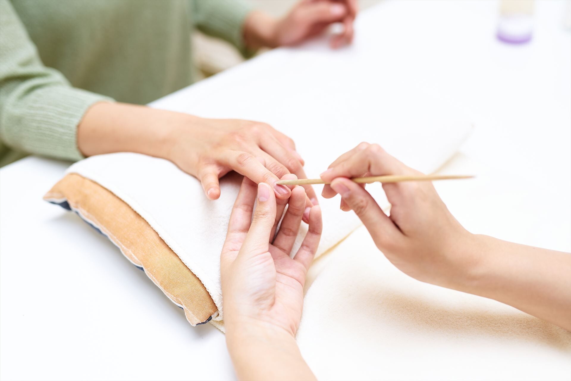 施術するネイリスト